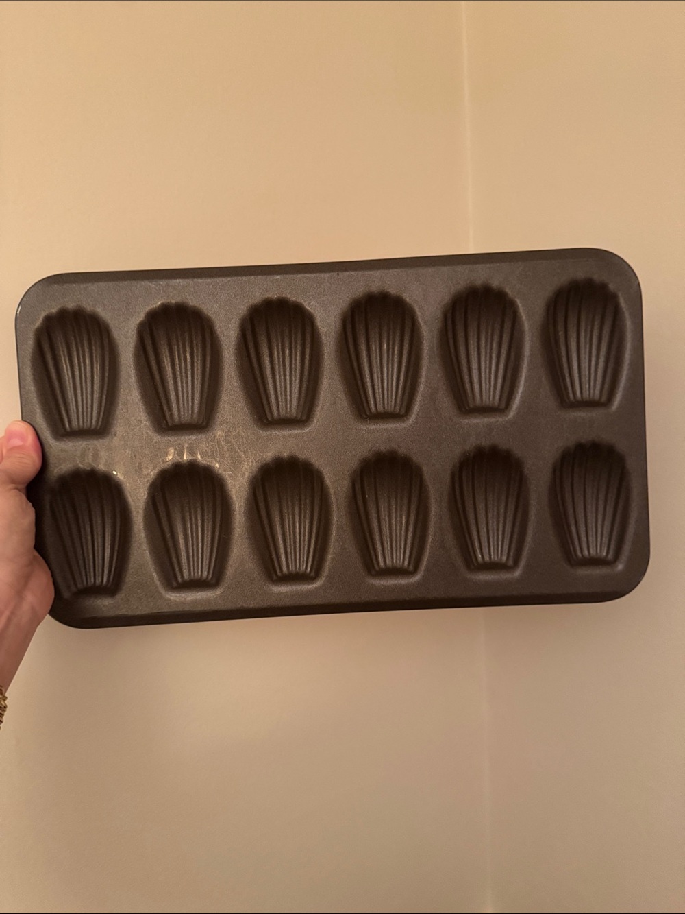 Williams Sonoma Brown 12-Cavity Madeleines Pan